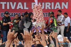 Momen Ribuan Warga Berebut Durian pada Festival yang Digelar di Jatinom Klaten
