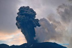 Gunung Marapi Erupsi Minggu Pagi, Keluarkan Abu Vulkanik Setinggi 1,3 Km
