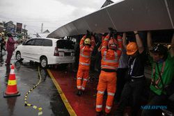 Kanopi Stasiun Tugu Yogyakarta Roboh Timpa Mobil Dampak Hujan & Angin Kencang