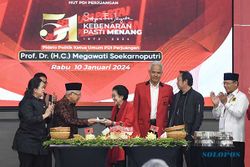 Momen Megawati Serahkan Potongan Tumpeng Pertama HUT PDIP ke Ma’ruf Amin