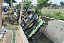 Bahu Jalan Ambles, Truk Terguling di Sukoharjo Belum Dievakuasi Sejak Minggu