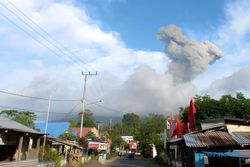 Gunung Ibu Maluku Meletus Lontarkan Abu Vulkanik Setinggi 1,5 Kilometer