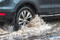 Ini yang Harus Dihindari Ketika Mengendarai Mobil Listrik Saat Hujan