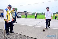 Jokowi Tinjau Proyek Inpres Perbaikan Jalan Solo-Purwodadi di Sumberlawang