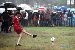 Momen Keseruan Presiden Jokowi Bermain Sepak Bola Bersama Warga di Sleman
