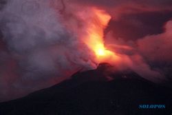 Status Awas, Ini Penampakan Gunung Lewotobi Semburkan Lava Pijar & Abu Vulkanik