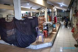 Sepi Pengunjung, Pedagang Oleh-oleh di Pasar Ngemplak Solo Memilih Tutup