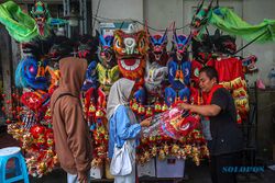 Jelang Imlek, Pedagang Musiman Mainan Barongsai Mulai Bermunculan di Solo