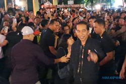 Malam Tahun Baruan di Car Free Night Solo, Jokowi Sapa Warga dan Bagi Kaus