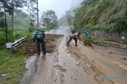 Tebing Jalan Tembus Tawangmangu-Magetan di Karanganyar Longsor