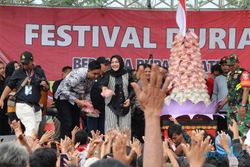 Meriah, Ribuan Orang Berdatangan ke Festival Durian Jatinom Klaten