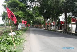 Bendera PDIP Dipasang Sambut Kunjungan Jokowi ke GOR Bung Karno Sukoharjo