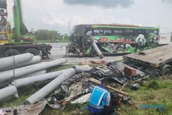 Kecelakaan Bus Tabrak Truk di Tol Ngawi-Solo, Kernet Tertimpa Muatan Paku Bumi
