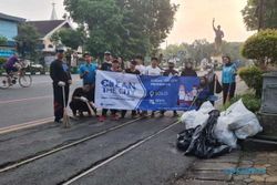 Tahun Baru, Jemaat Ahmadiyah Bantu DLH Solo Bersihkan Kota