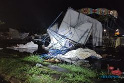 Tenda Pameran UMKM di Sidoarjo Roboh Diterjang Angin Kencang
