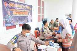 TNI-Polri Bagikan Sembako dan Cek Kesehatan Gratis di KRB III Merapi Boyolali