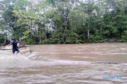 Banjir Rendam Jembatan, Ratusan Warga di Kedungwanglu Gunungkidul Terisolir