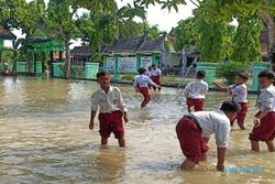 Hari Pertama Masuk Sekolah, Siswa SDN di Ngawi Disambut Banjir