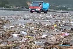 Imbas Siklon Tropis Anggrek, Pantai Selatan Bantul Kebanjiran Sampah dari Hulu