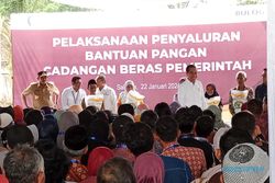 Presiden Jokowi Bagikan Bansos Beras di Salatiga, Warga Berharap Ini