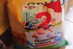 Viral Bansos Berstiker Prabowo-Gibran, KPK: Lebih Fair Gambar 3 Paslon Ditempel