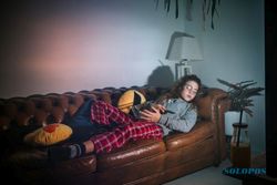 Ketahui Efek Kebiasaan Tidur di Depan Televisi Menyala
