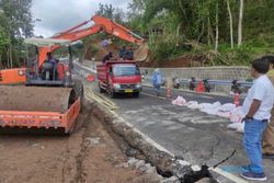 Jalan Tawang-Ngalang di Gunungkidul Ambles, Padahal Baru Diresmikan Gubernur