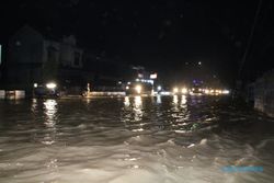 Hujan, Jalan Solo-Jogja Jogonalan Klaten Sempat Kebanjiran & Tak Bisa Dilewati