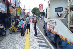 Walah! Jalur Pedestrian di Solo Dipakai untuk Parkir