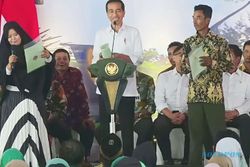 Kunjungi Grobogan, Jokowi Cek Layanan USG dan Bagikan Sertifikat Tanah