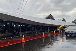 Hujan Deras Disertai Angin Kencang, Kanopi Stasiun Jogja Ambrol Timpa 5 Mobil