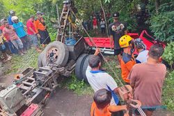 Gagal Menanjak, Truk Muatan Pasir di Ngawi Tabrak Mobil dan Terperosok ke Parit