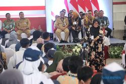 Blak-blakan soal KIS di Hadapan Presiden Jokowi, 2 Warga Blora Dapat Sepeda