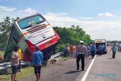 Bus Harapan Jaya Nyungsep di Tol Mojokerto-Surabaya, 3 Orang Luka-luka