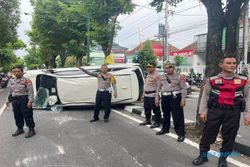 Seruduk Mobil Parkir di Jalanan Jogja, Mobil Xenia Terguling & 2 Orang Terluka