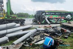 Ini Identitas Korban Laka Bus Tabrak Truk Angkut Paku Bumi di Tol Ngawi-Solo