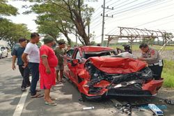 Mobil Sedan Tabrak Truk Tronton di Ring Road Ngawi, Pengemudi Luka Parah
