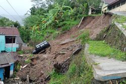 Longsor Terjang Desa di Kulonprogo, Kendaraan Tertimbun & 16 Warga Diungsikan