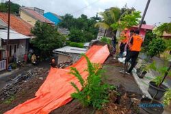 Hujan Deras, Longsor Terjang Poskamling di Ngaliyan Semarang