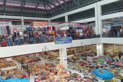 Pedagang Pasar Besar Ngawi Keluhkan Kebocoran Bangunan dan Kotoran Burung