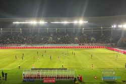 Debut Manis Milomir Seslija, Hattrick Moussa Sidibe Kalahkan Madura United 3-2