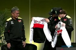 Keren, Valentino Rossi Kenakan Jaket Batik Nusantara saat Launching Tim VR46