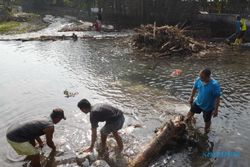 Sampah Kayu hingga Popok Bayi Penuhi Sungai Pengging Boyolali seusai Hujan