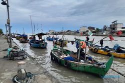 Cuaca Buruk Gelombang Tinggi, Nelayan Tambaklorok Libur Melaut