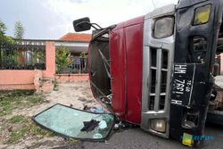 Tak Kuat Nanjak, Truk Tabrak Motor dan Rumah di Semarang Barat