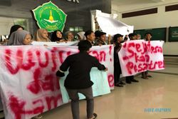 Belasan Mahasiswa Gelar Unjuk Rasa saat Capres Ganjar Kunjungi Ponpes di Bantul