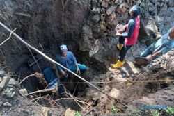 Musim Hujan, Sukarelawan-BPBD Wonogiri Giatkan Bersih-bersih Sungai dan Luweng