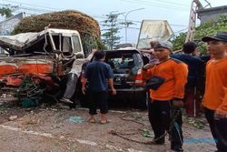 Bagian Setir Dol, Truk Tronton Sasak Warung dan Mobil di Sragen