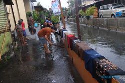 Warga Todipan Solo Bersihkan Rumah Usai Kebanjiran Luapan Kali Samanhudi