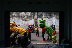 Atraksi Barongsai dan Liong Ambil Angpau Perayaan Cap Go Meh di Solo